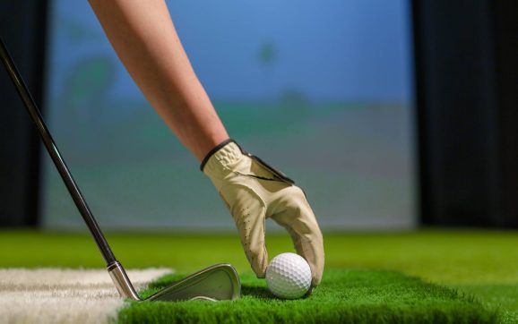 Virtual Links and Visual Clarity: Mastering the Indoor Golf Simulator This Season