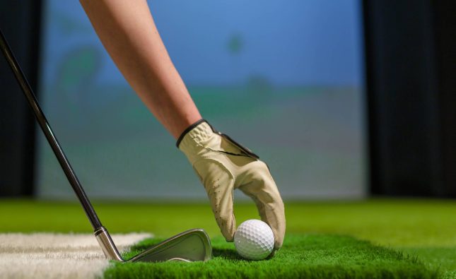 Virtual Links and Visual Clarity: Mastering the Indoor Golf Simulator This Season