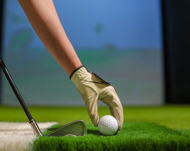 Virtual Links and Visual Clarity: Mastering the Indoor Golf Simulator This Season